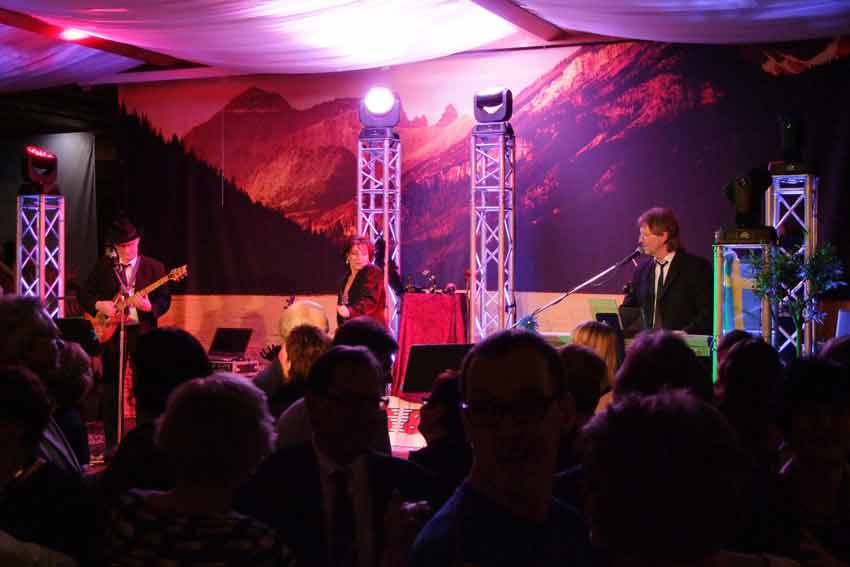 Ines Mossbauer und Band live